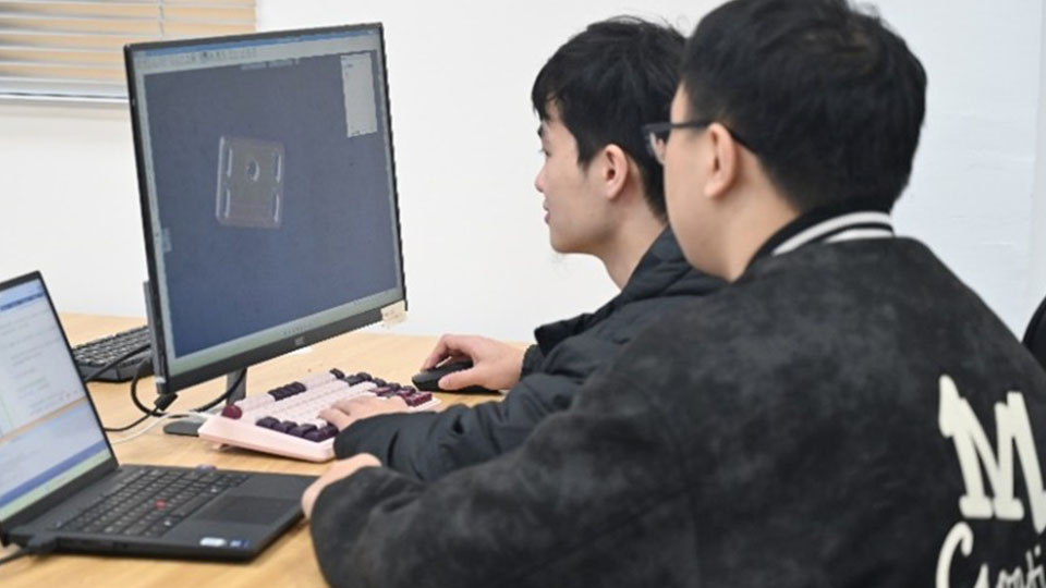 G-Celf engineers are discussing the programming application of new products in GibbsCAM software